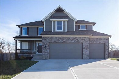 1919 Parkview Dr, Raymore, MO 64083 - photo 2