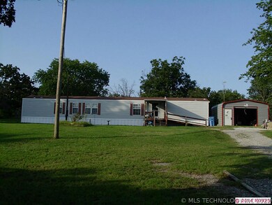 Beautiful custom built home sits on 1 1/4 acre. En