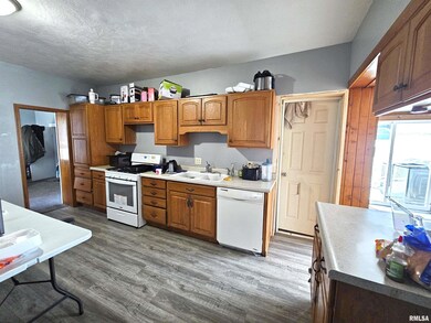 2318 W 3rd St, Davenport, IA 52802 - photo 5