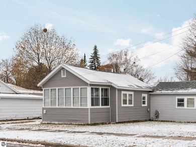 405 Powers St, Cadillac, MI 49601 - photo 2