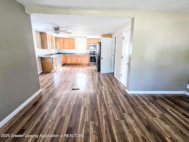 606 E Railroad St, Saint Johns, MI 48879 - photo 4