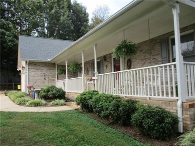 Immaculate condition, wonder front porch covered.
