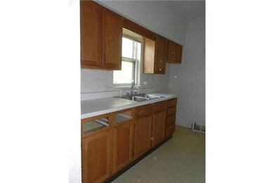 1719 Clark St, Des Moines, IA 50314 - photo 4