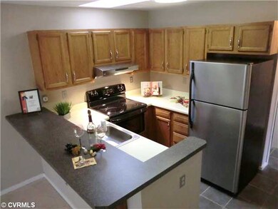 Kitchen - Stainless appliances included!