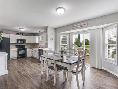 Spacious kitchen/dining combo!