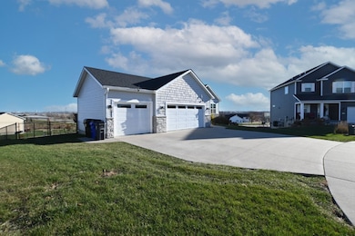 1807 Wycliffe Ct SW, Cedar Rapids, IA 52404 - photo 3