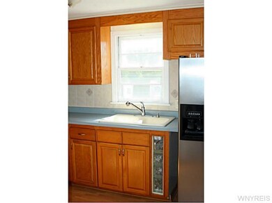 Kitchen Bright & sunny kitchen overlooking back ya