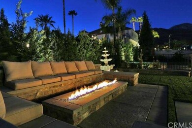 Look at this gorgeous sitting area-great for parti