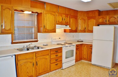 609 SW Crest Dr, Topeka, KS 66606 - photo 2