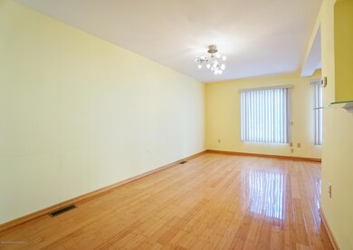 (6) LIVING ROOM