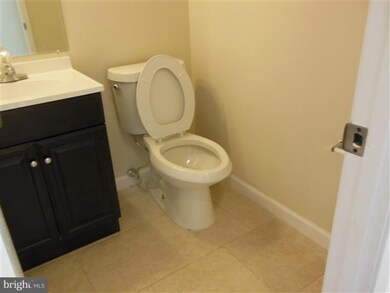 19126 Partridge Wood Dr, Germantown, MD 20874 - photo 2