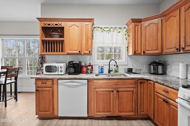 106 N Lloyd St, Burgaw, NC 28425 - photo 4