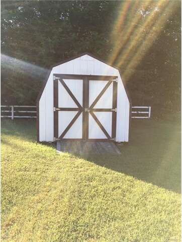 Detached storage building conveys.