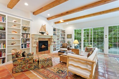06_4160HillsideTr_1_LivingRoom_HiRes