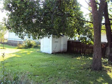 Yard/Garden SMALL SHED IN BACK YARD
