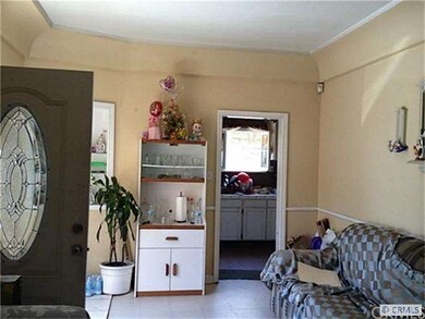 FRONT UNIT LIVING ROOM
