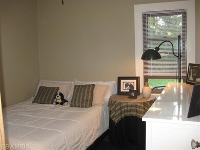 902 Arlington St NE, Grand Rapids, MI 49505 - photo 3