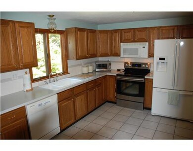 18 Lincoln Dr, North Smithfield, RI 02896 - photo 3
