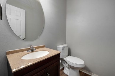 813 E Daniels-7