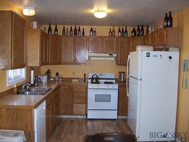 Nice size kitchen with lots of cabinets