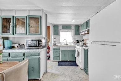 11640 Comanche Dr unit 30, Arvin, CA 93203 - photo 5