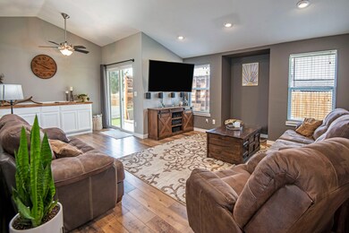 2939 SW Reindeer Ave, Redmond, OR 97756 - photo 3