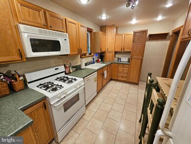 2423 Filbert Ave, Reading, PA 19606 - photo 3