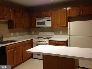 8208 Crossbrook Ct unit B, Lorton, VA 22079 - photo 3