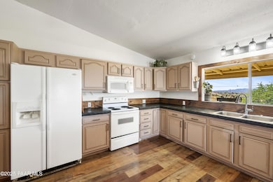 8910 S Steven Trail, Kirkland, AZ 86332 - photo 3