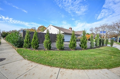 2 Meadow Ln, Rockville Centre, NY 11570 - photo 3