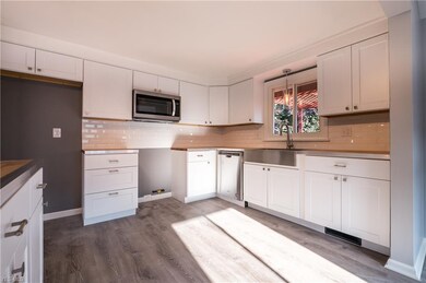 22320 Sandalwood Rd, Bedford, OH 44146 - photo 6