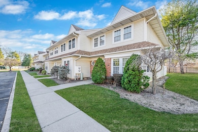 11 Gazebo Ln, Holtsville, NY 11742 - photo 3