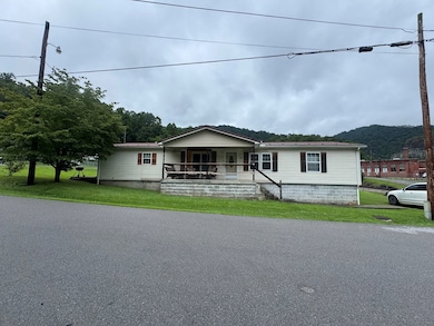 158 Caloric Rd, Mullens, WV 25882 - photo 2
