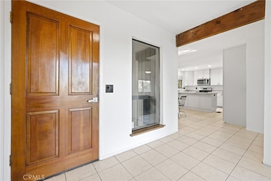 Entry into dining room and kitchen.