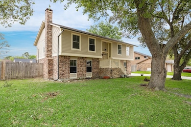 305 Gleneagles Dr, Friendswood, TX 77546 - photo 2