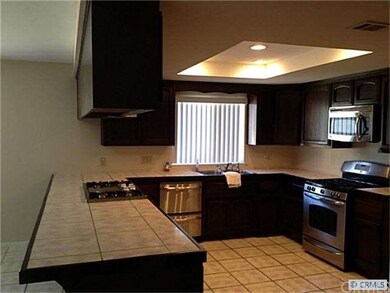 Large kitchen with 2 stoves!