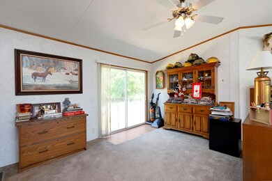 Formal Dining/extra living room space