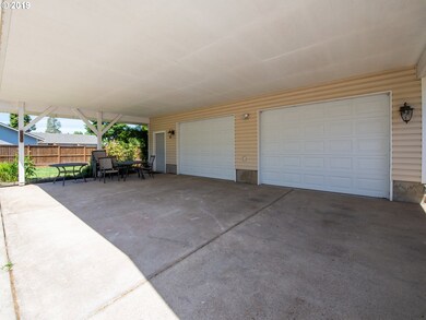 3555 Sisters View Ave, Eugene, OR 97401 - photo 5
