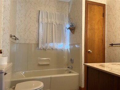 1402 W Randolph St, Vandalia, IL 62471 - photo 7