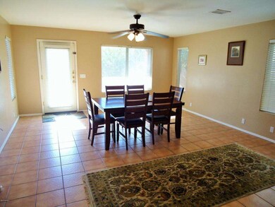 DINING / FAMILY ROOM