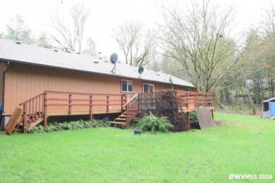 Large back deck for entertaining.