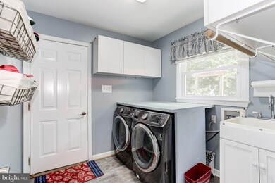 8109 W Point Dr, Springfield, VA 22153 - photo 7