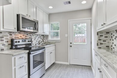 918 W Snyder St, Alvin, TX 77511 - photo 4