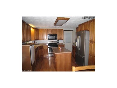 Kitchen recently been updated with new cabinets, n