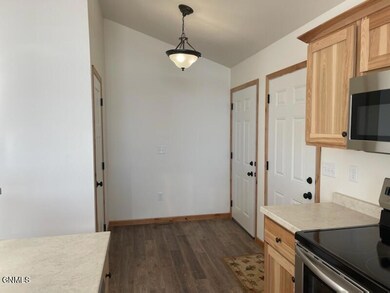 14759 Baxter St, Williston, ND 58801 - photo 3