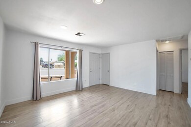 Bright Airy Living Rm w/Coat Closet