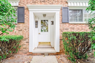 653 E Fox Hills Dr unit 49, Bloomfield Hills, MI 48304 - photo 2