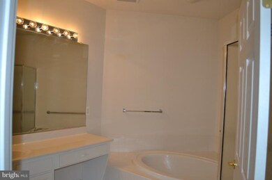 411 Hamlet Club Dr unit 306, Edgewater, MD 21037 - photo 2