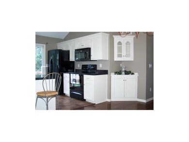 BUILT-IN CHINA HUTCH! ALL APPLIANCES INCLUDED!
