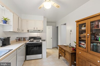 55 E Taylor Run Pkwy, Alexandria, VA 22314 - photo 4
